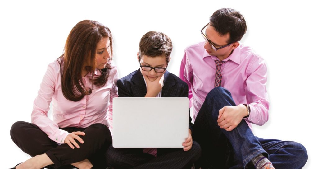 Parents looking at child, representing behaviour management strategies for primary school